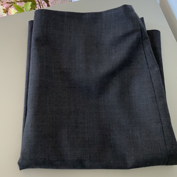 CHARCOAL GRAY KNEE LENGTH PENCIL SKIRT, STRETCH WOOL BLEND, 4P PETITES / JONES - Picture 4 of 5